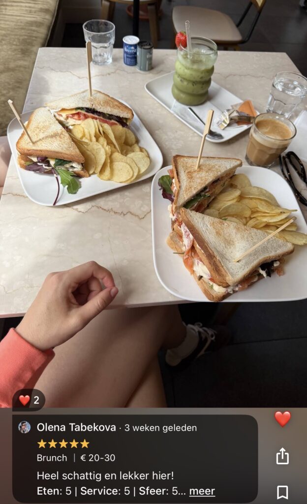 Club sandwich met chips en specialty coffee bij Bakery Café Lupin in Amsterdam-West